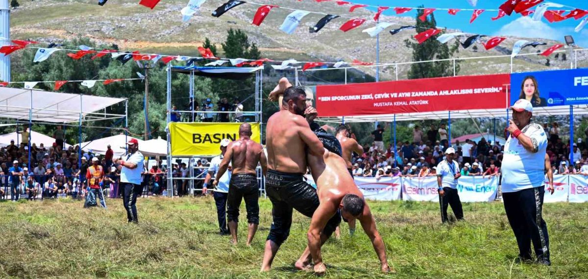 Erkan Taş 28. Feslikan Yağlı Pehlivan Güreşleri’nde başpehlivan oldu