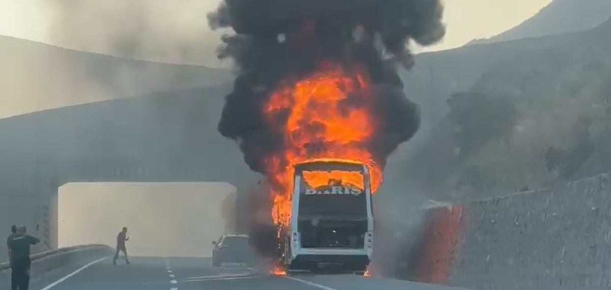 Erzincan-Sivas yolunda motor yangını çıkan yolcu otobüsü küle döndü