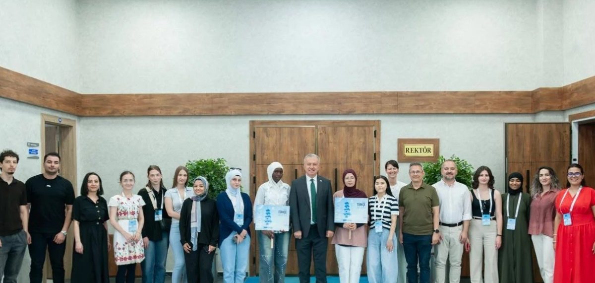 Erzincan’da 13 uluslararası öğrenci EBYÜ’deki Türkçe Yaz Okulu kapsamında Rektörü ziyaret etti
