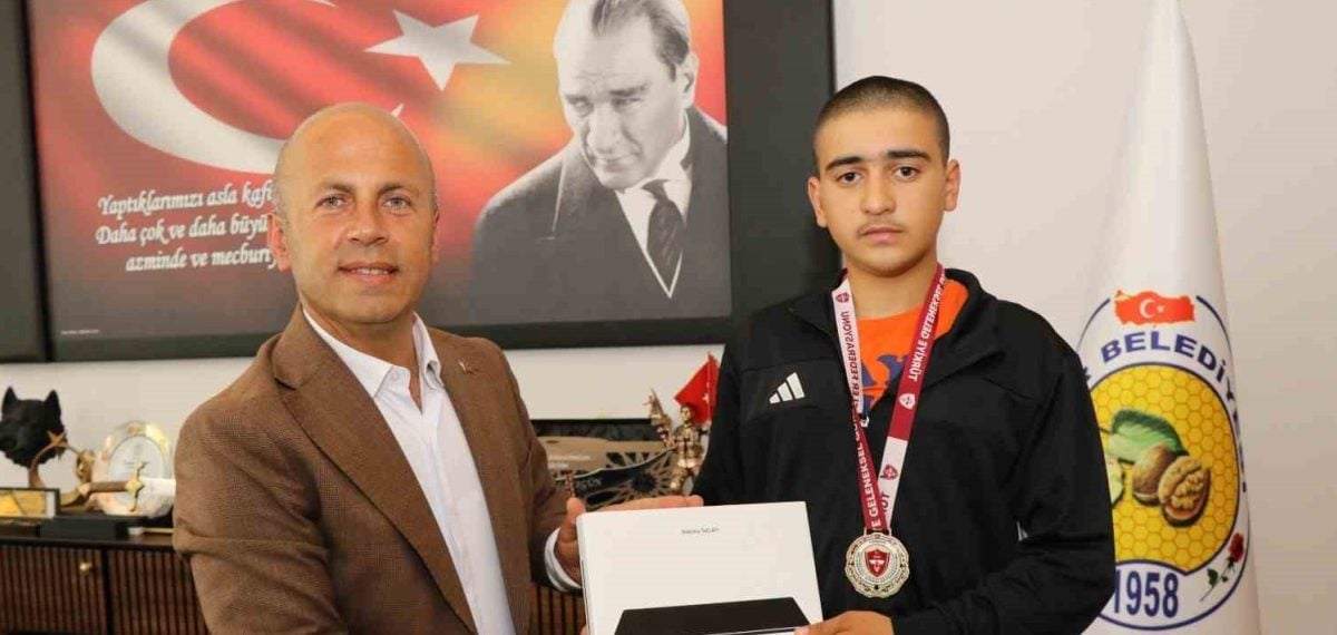 Erzurum Olur’da 14 yaşındaki Mehmet Kemal Pişkin, Akdağ Festivali karakucak güreşlerinde 60 kiloda şampiyon oldu