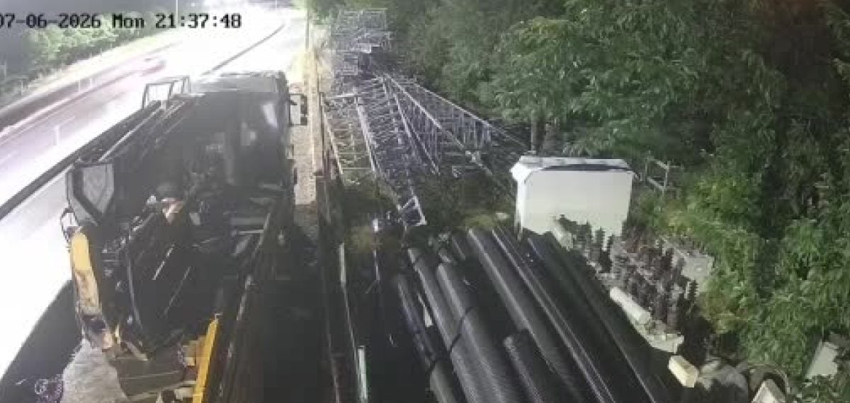 Erzurum Uzundere’de Gürcü plakalı TIR depoya girerek vinç ve elektrik direği duvarını yıktı
