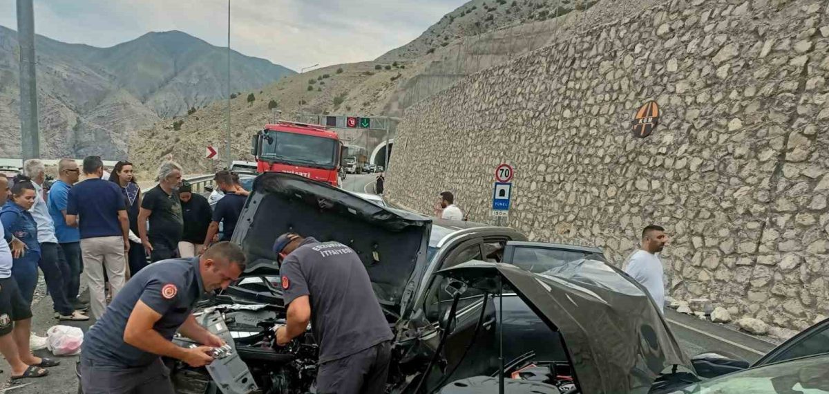 Erzurum’da Pirinkayalar Tüneli çıkışında iki otomobil çarpıştı: 4 yaralı, 3’ü ağır