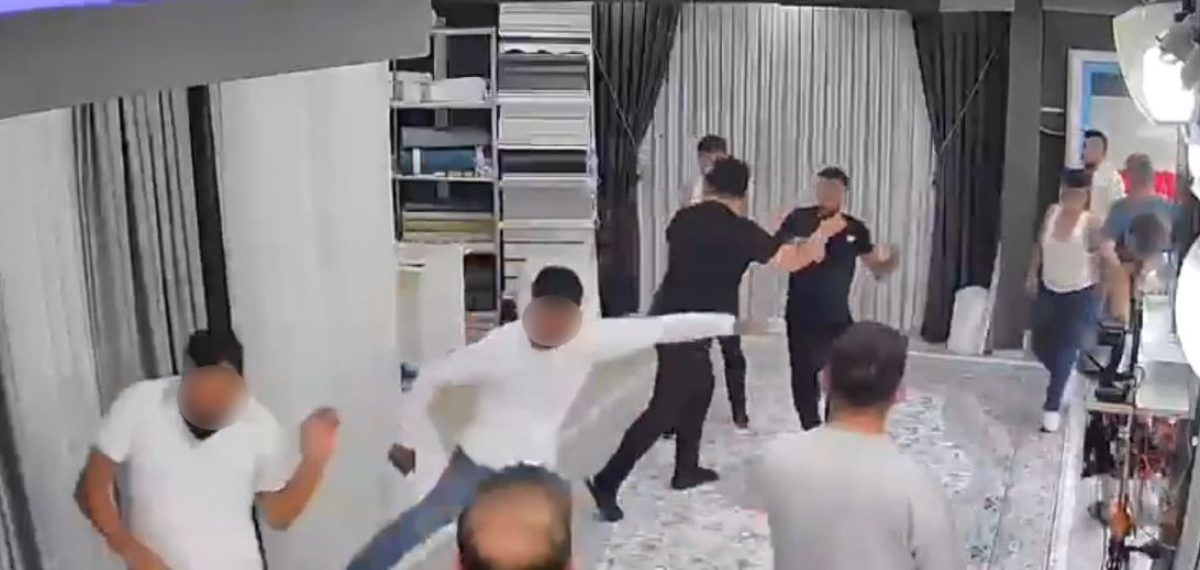 Esenyurt’ta bıçak ve sopalı grup işyerine girip saldırdı, güvenlik kamerasına yansıdı
