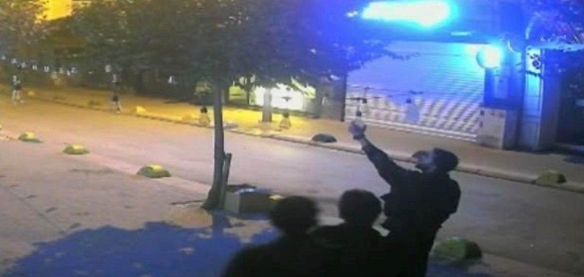 Eskişehir’de 3 genç sokak lambasını çaldı, anbean kamerada
