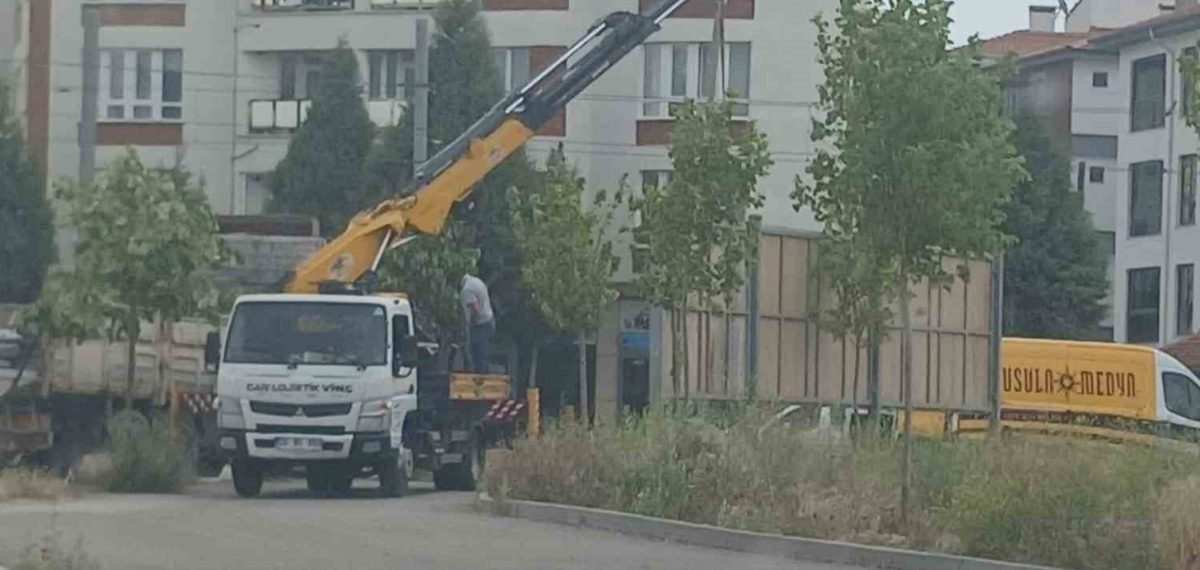 Eskişehir’de billboard tartışması: AK Parti Tepebaşı Başkanı Tunç sorumluları ve ihale detaylarını sordu
