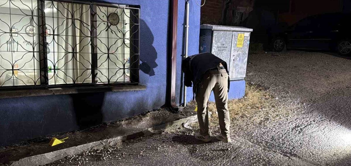 Eskişehir’de kar maskeli şüpheli evin önünü ateşe verdi; ikamet halkı düğünde olduğu için can kaybı olmadı