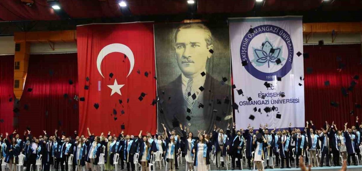 ESOGÜ Diş Hekimliği 10. dönem mezunlarını diplomalarını vererek uğurladı