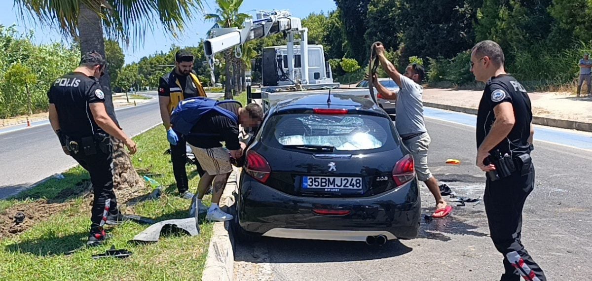 Evlilik teklifi için geldikleri tatilde kaza: sürücü yüzük ve çiçeği almak istedi