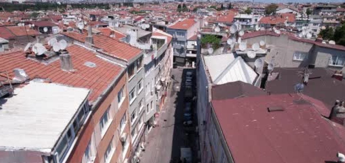 Fatih’te çatısından beton parçaları düşen bina hasar gördü