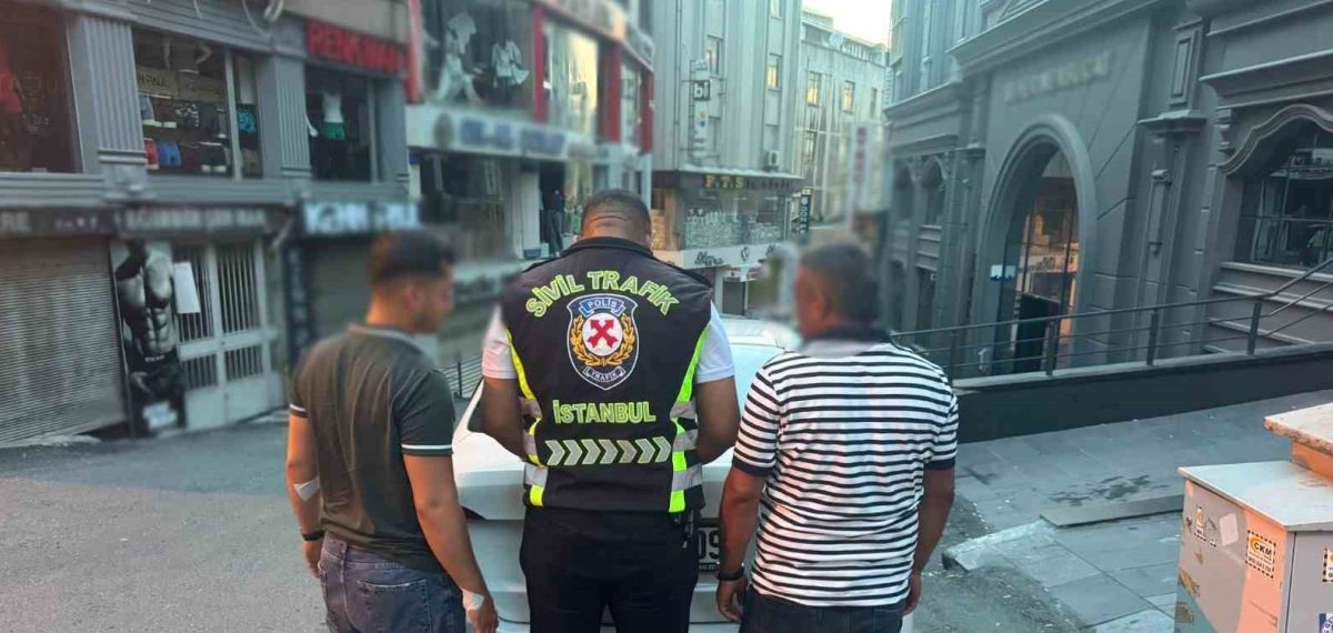 Fatih’te trafikte kavga: Taksiyi tekmeleyen sürücü tutuklandı