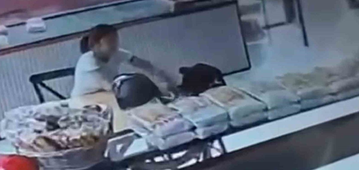 Fırından çayına şeker aldı, şekerliği çantasına gizleyip ayrıldı