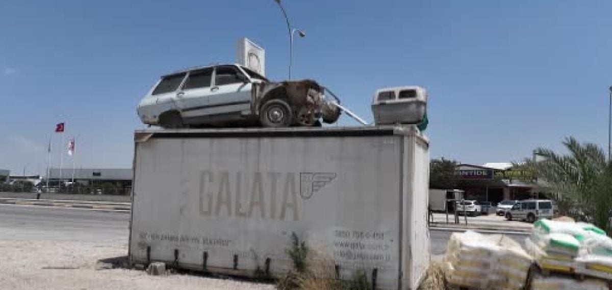Forkliftle konteynerin üzerine konulan Toros, iş yeri adresi oldu
