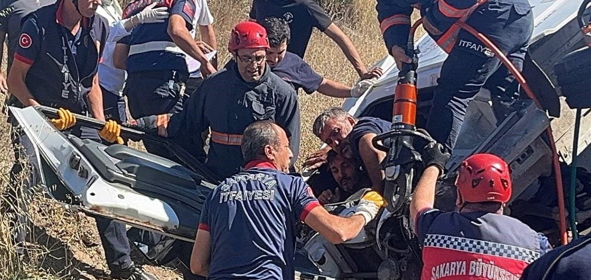 Freni boşalan şeftali yüklü kamyon otomobilin üzerine devrildi, 6 yaralı