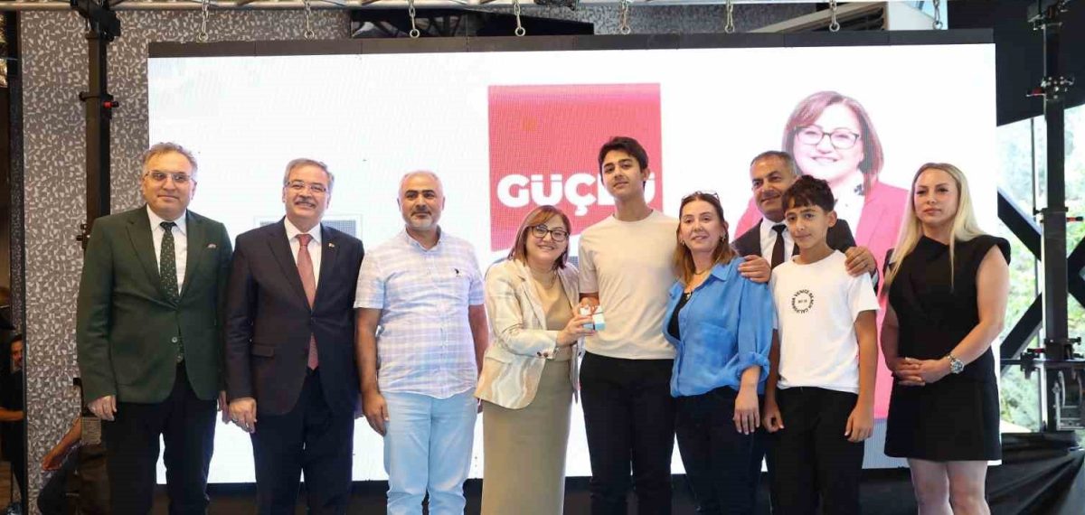 Gaziantep’te YKS ve LGS’de tam puan alan öğrenciler ödüllendirildi