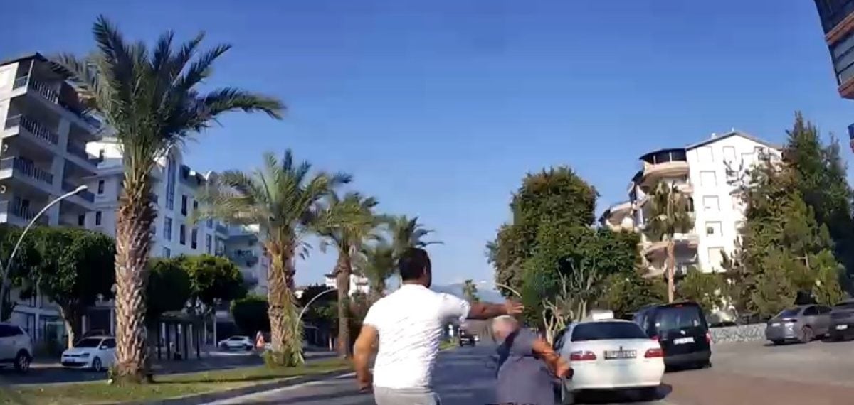 Gazipaşa’da trafikte kavga: Yaşlı yayanın kutularla saldırdığı anlar kamerada