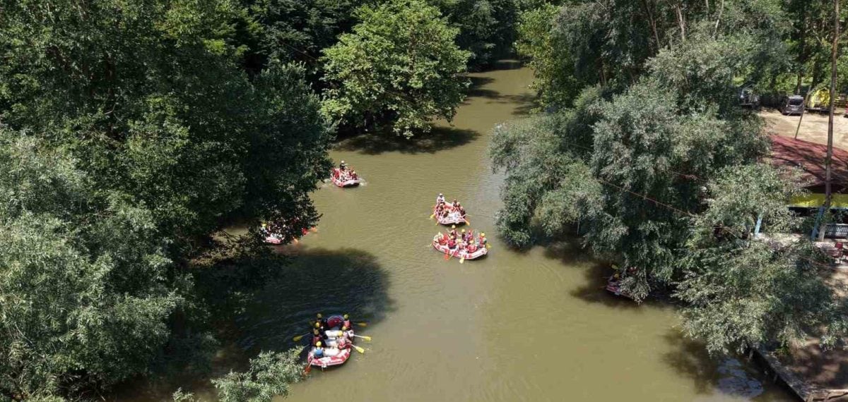 Gençler Düzce’de rafting yaptı, belediye etkinlikle yazı canlandırdı