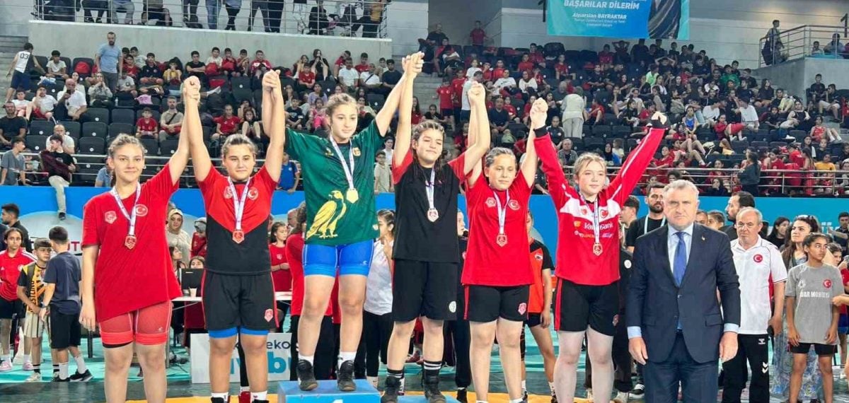Gençlik ve Spor Bakanı Bak, Minikler Güreş Şampiyonası’nda sporculara ödül verdi