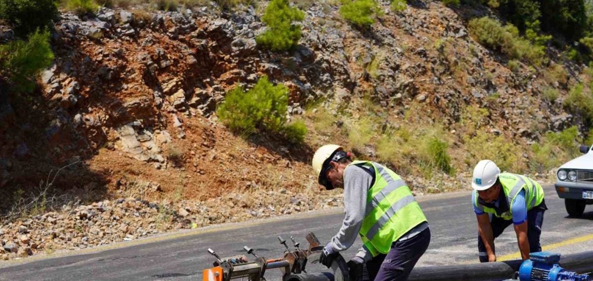 Gökçeovacık’ta 3 bin metrelik ana su hattı yenileniyor, grup mahallelere kesintisiz su