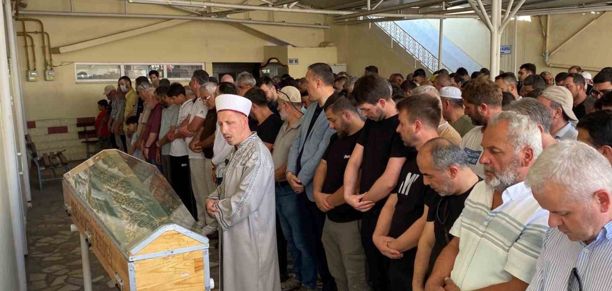 Gölcük’te amcasını pala ile öldüren şüpheli tutuklandı; cenaze defnedildi