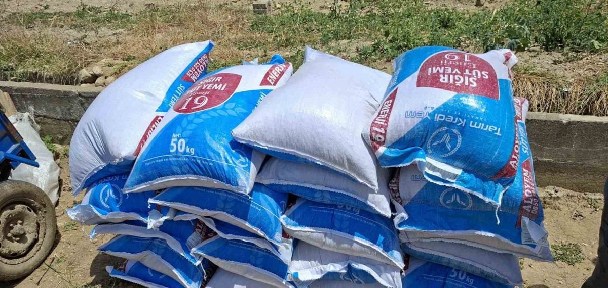 Gördes’te saman balyası yangını üreticiye yem desteği sağlattı