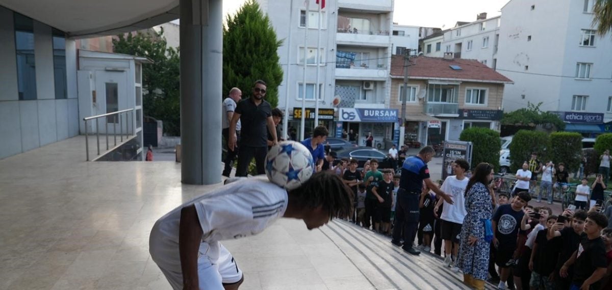 Gürsu’da ‘Yerli Camavinga’ Abdoul Hamid Diallo çocuklarla buluştu