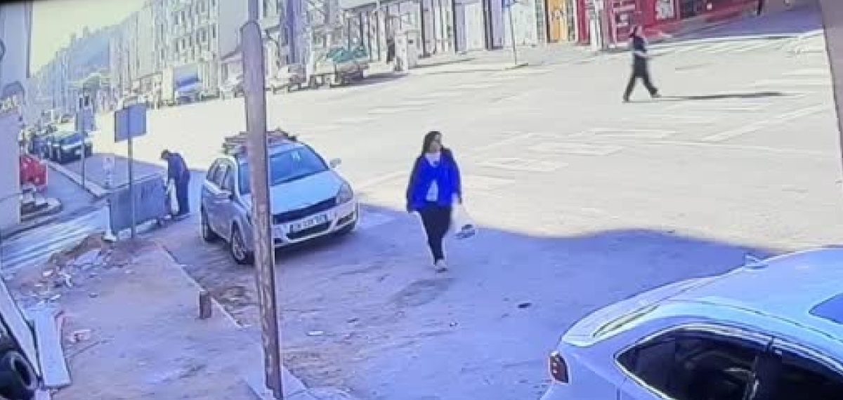 Hafif ticari araç yan yatarak durdu, üç kişi yaralandı