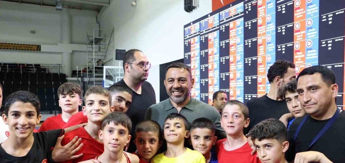 Hamza Yerlikaya Ankara’daki Türkiye Minikler Güreş Şampiyonası’nı izledi