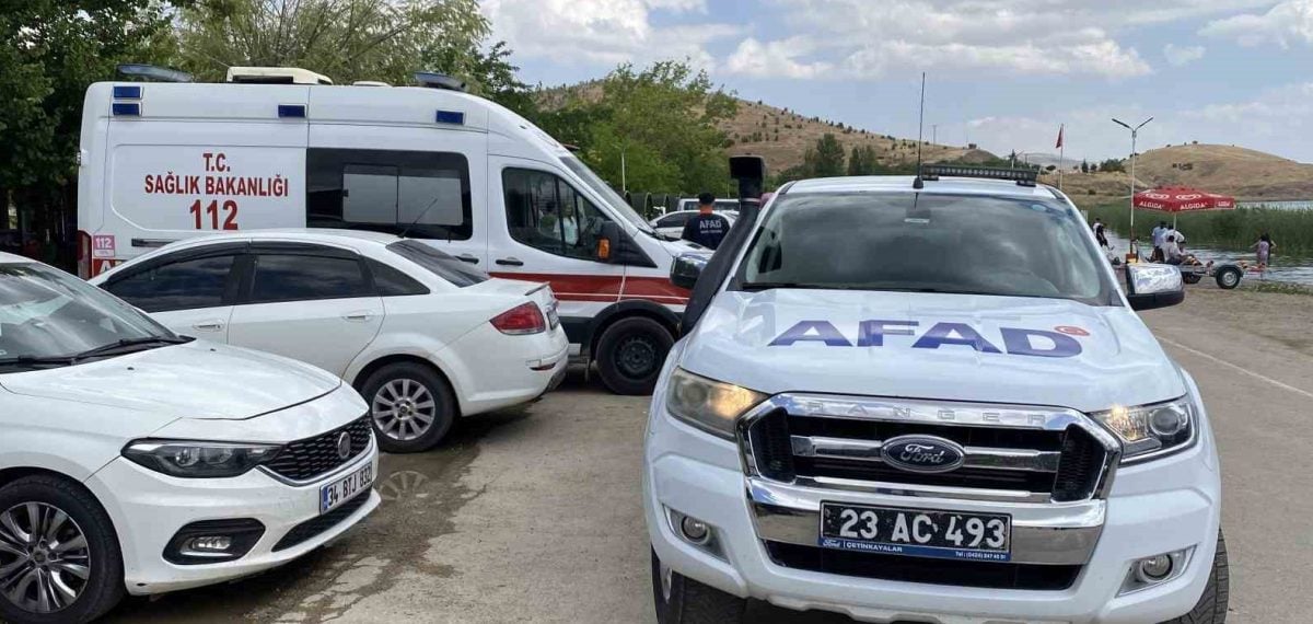 Hazar Gölü’nde gezi teknesi battı, 7 kişi cankurtaranlarca kurtarıldı