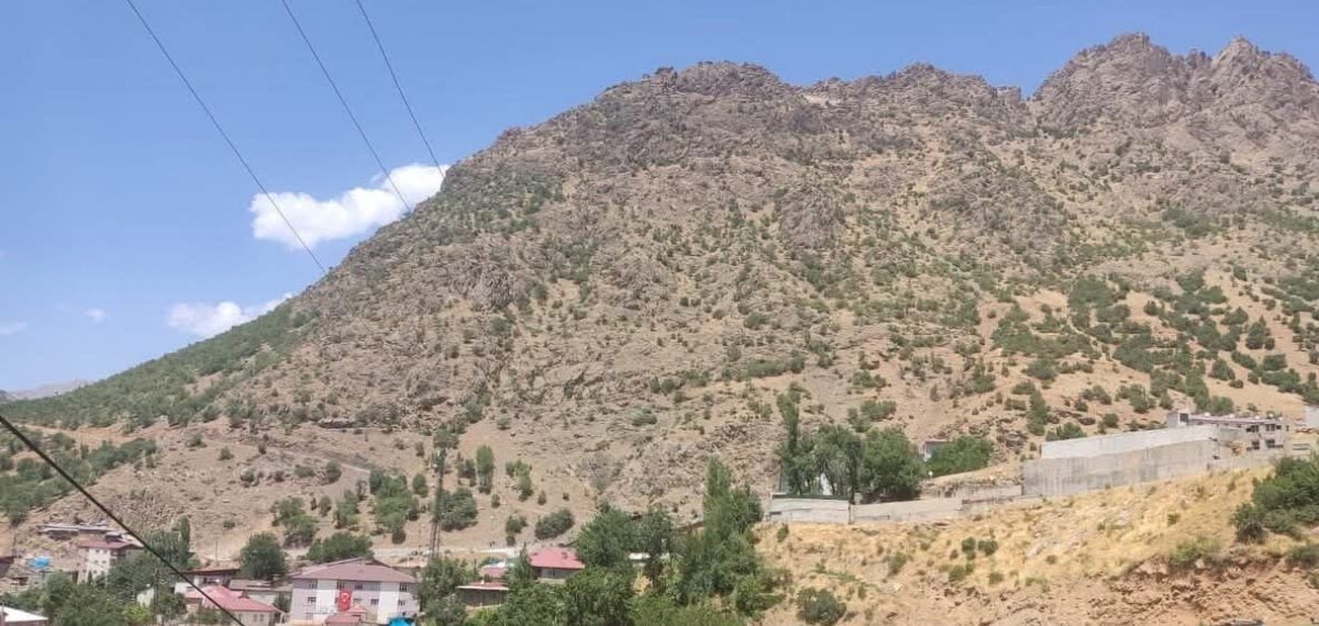 Helikopterle kurtarılan kadın güvenli bölgeye taşındı, hastaneye sevk edildi