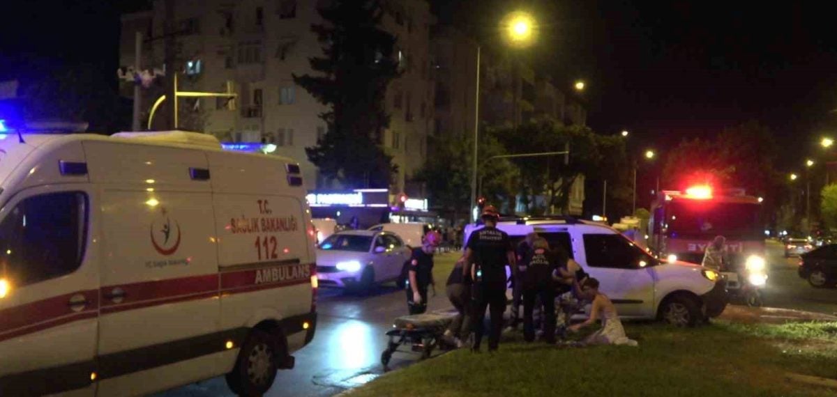 İki hafif ticari araç çarpıştı, aynı araçtaki 3 kişi hafif yaralandı