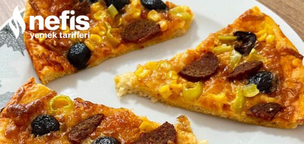 İncecik hamuruyla ev yapımı pizza tarifinin malzeme ve yapım aşamaları