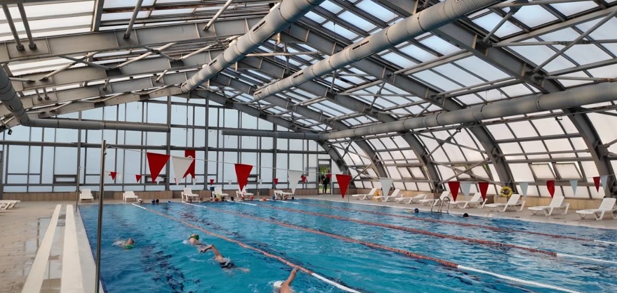 İnegöl Belediyesi yüzme kurslarında 2026’nın ilk 6 ayında 6-15 yaş arası 1.136 öğrenci eğitim aldı