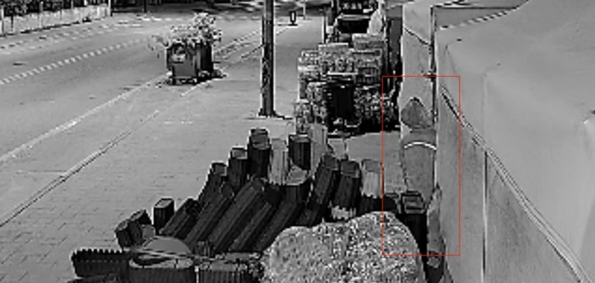 İş yeri önündeki paspası almak isteyen şüpheliler komşuların seslenmesiyle kaçtı