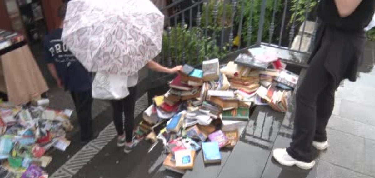 İstanbul Üsküdar’da sağanak su baskını sahafları vurdu, yüzlerce kitap zarar gördü