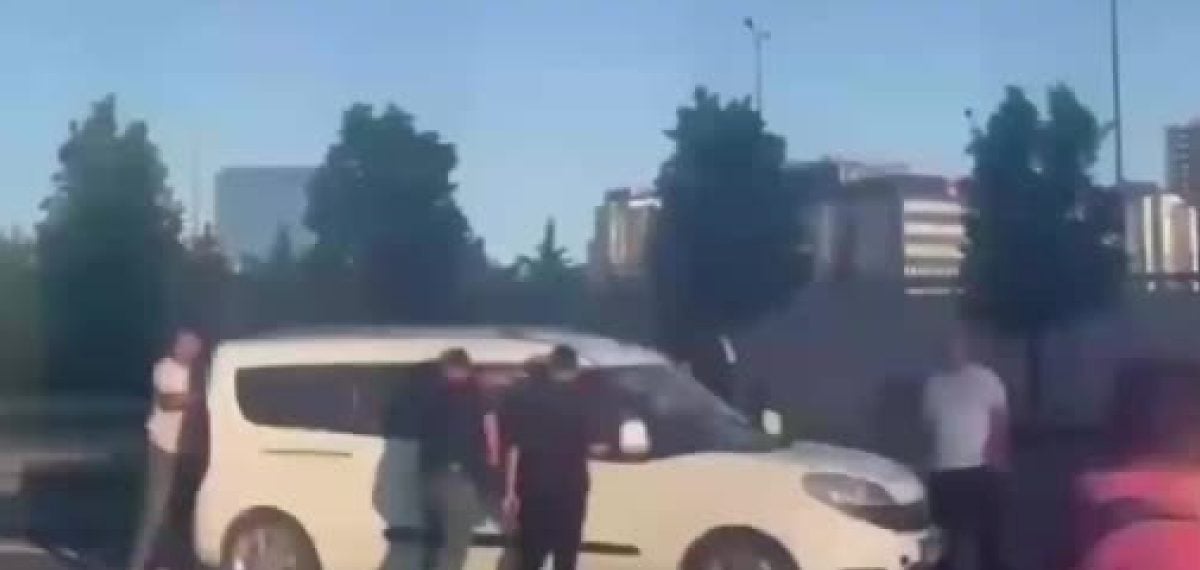 İstanbul Zeytinburnu’nda 13 kaçak göçmen yakalandı, 4 şüpheli adliyeye sevk edildi