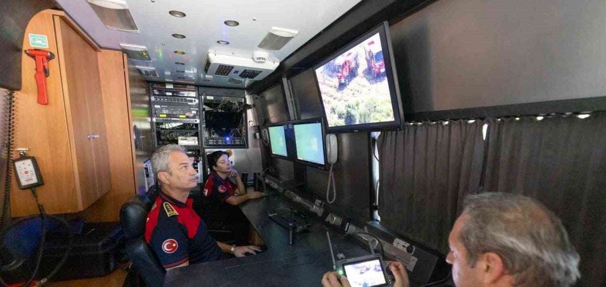 İzmir İtfaiyesi yeni nesil drone ile yangınlara hızlı ve güvenli müdahale ediyor