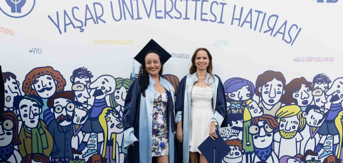 İzmir’de iki anne Yaşar Üniversitesi’nden mezun olarak eğitim örneği gösterdi