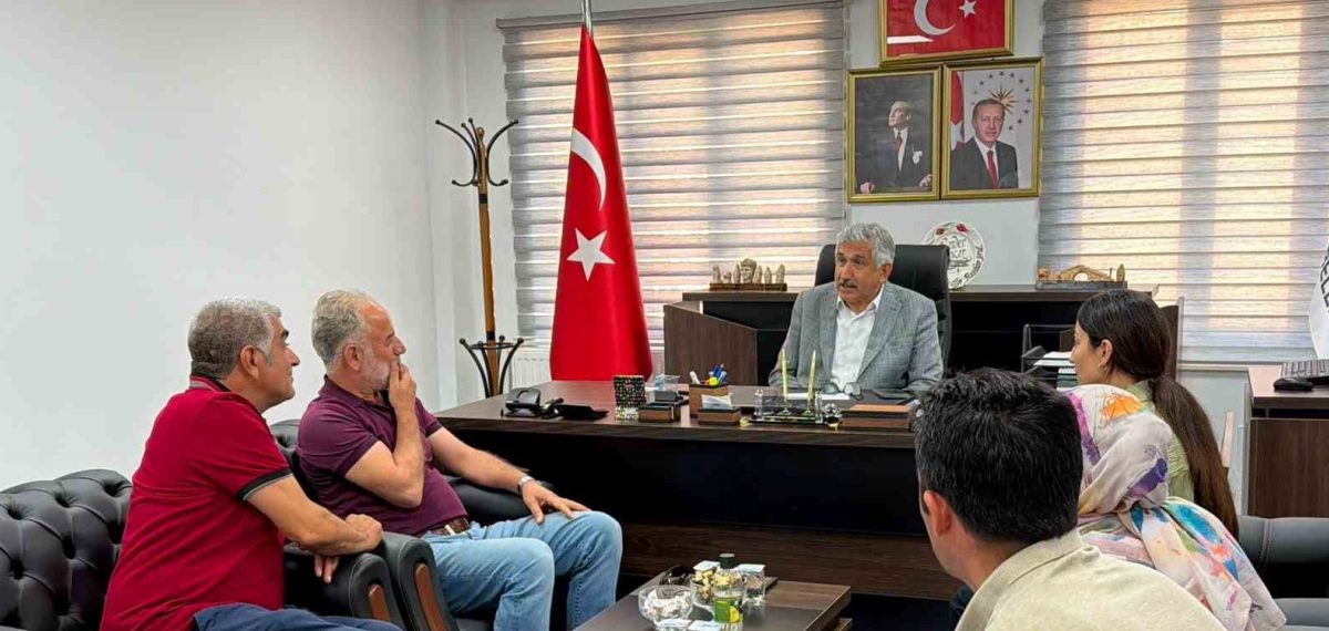 Kahta Belediye Başkanı Hallaç, hemşehri buluşmalarıyla vatandaşların taleplerini makamında dinliyor