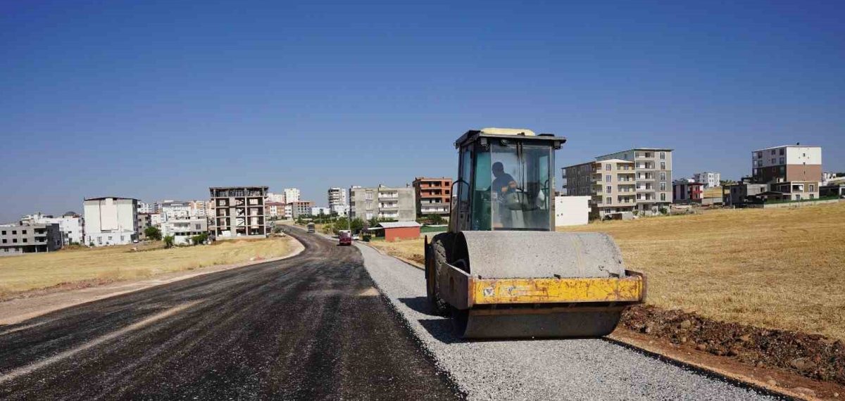 Kahta’da kapsamlı yol çalışması: Baraj Yolu’nda sıcak asfalt, mahallelerde kilitli parke