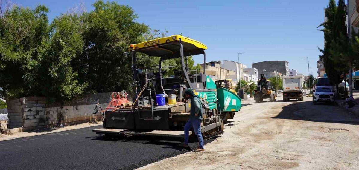 Kahta’da sıcak asfalt ve parke çalışmaları hızla sürüyor
