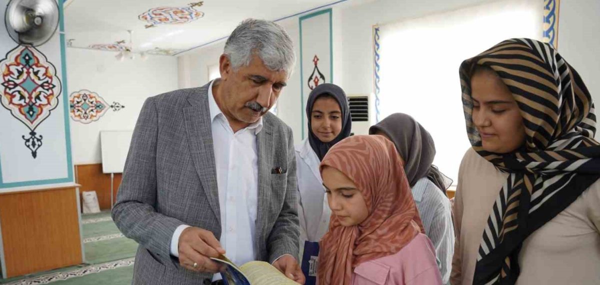 Kahta’da Yaz Kur’an Kursları açıldı; kaymakam, belediye başkanı ve müftü öğrencilere ilk cüzleri takdim etti