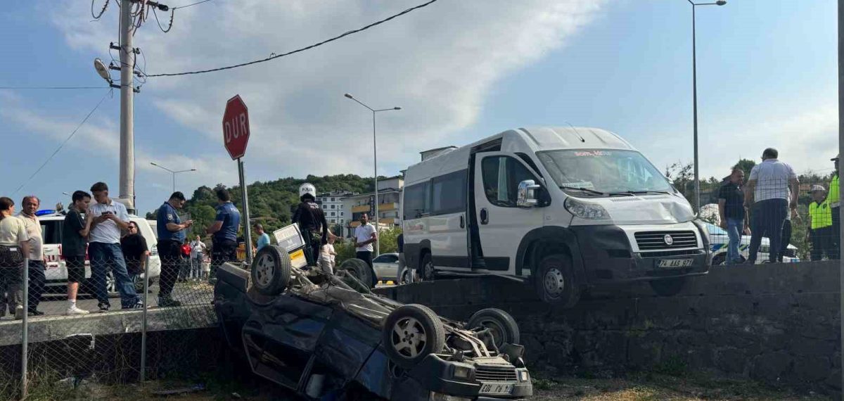Karabük-Bartın kara yolunda işçi servisi ile otomobil çarpıştı: 3 yaralı