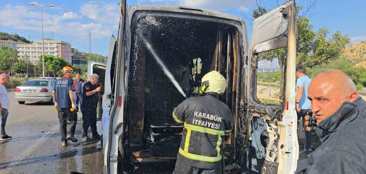 Karabük’te hasta nakil aracı alev aldı, diyaliz hastası tahliye edildi