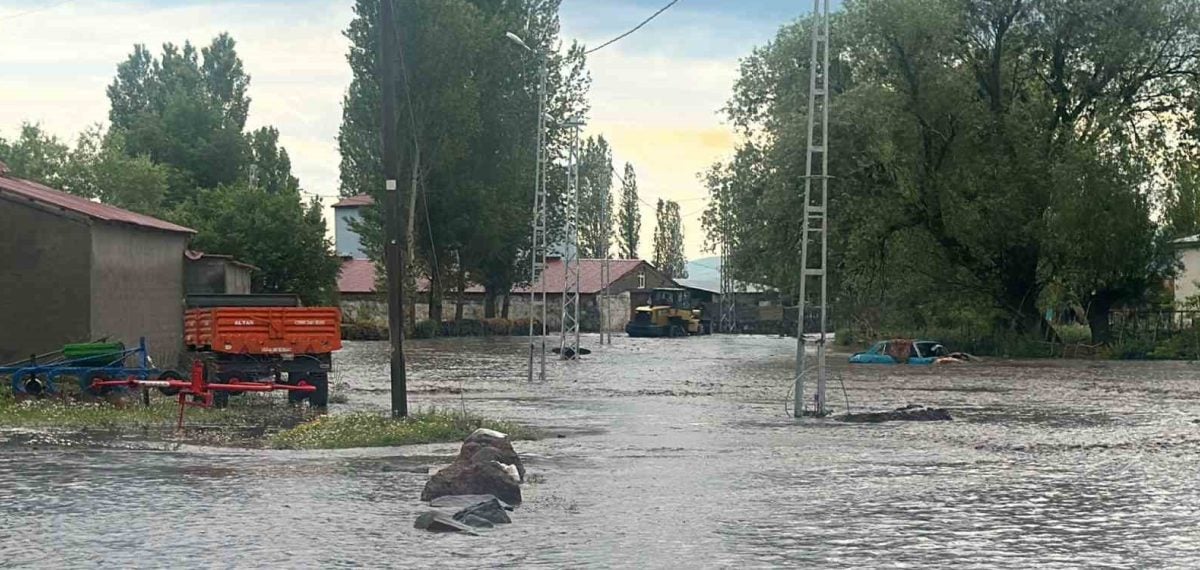 Kars Arpaçay’da sağanak sele yol açtı, iş makinesiyle yaşlı çift kurtarıldı