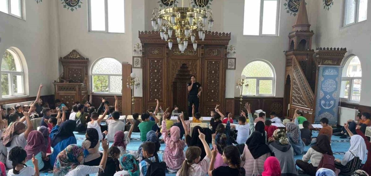 Kars’ta polisten yaz kursu öğrencilerine temel trafik eğitimi verildi