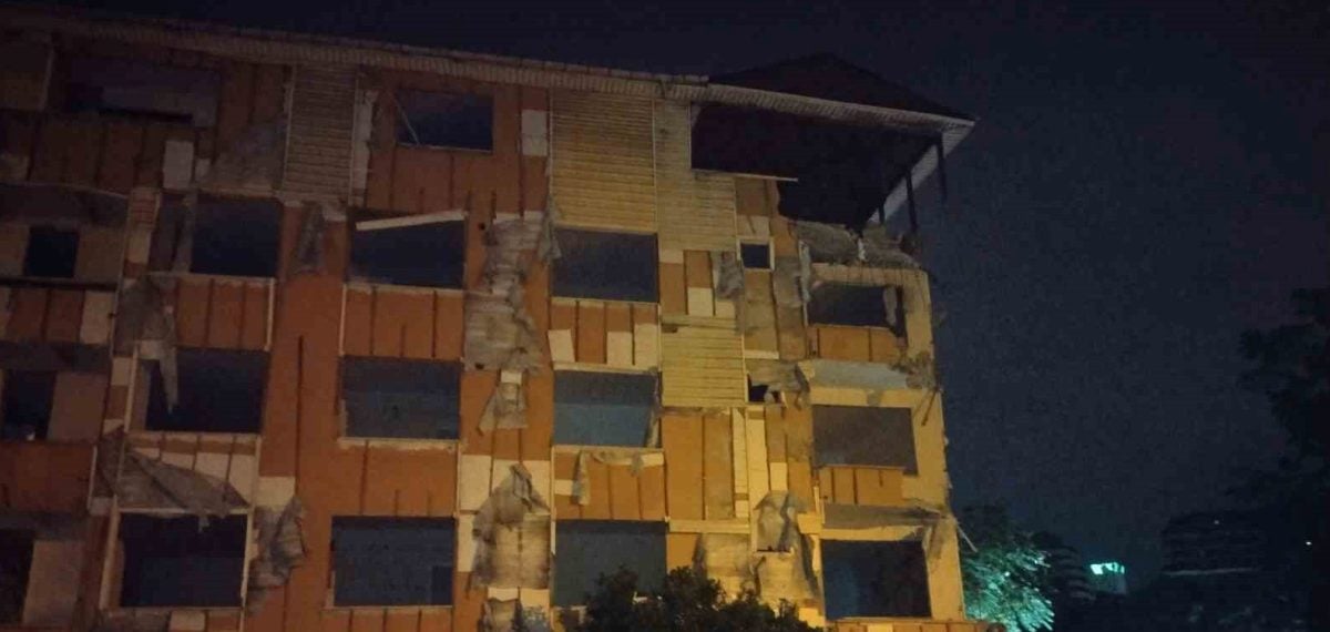 Kartal’da metruk binanın balkonu çöktü, ekipler güvenlik şeridi çekti