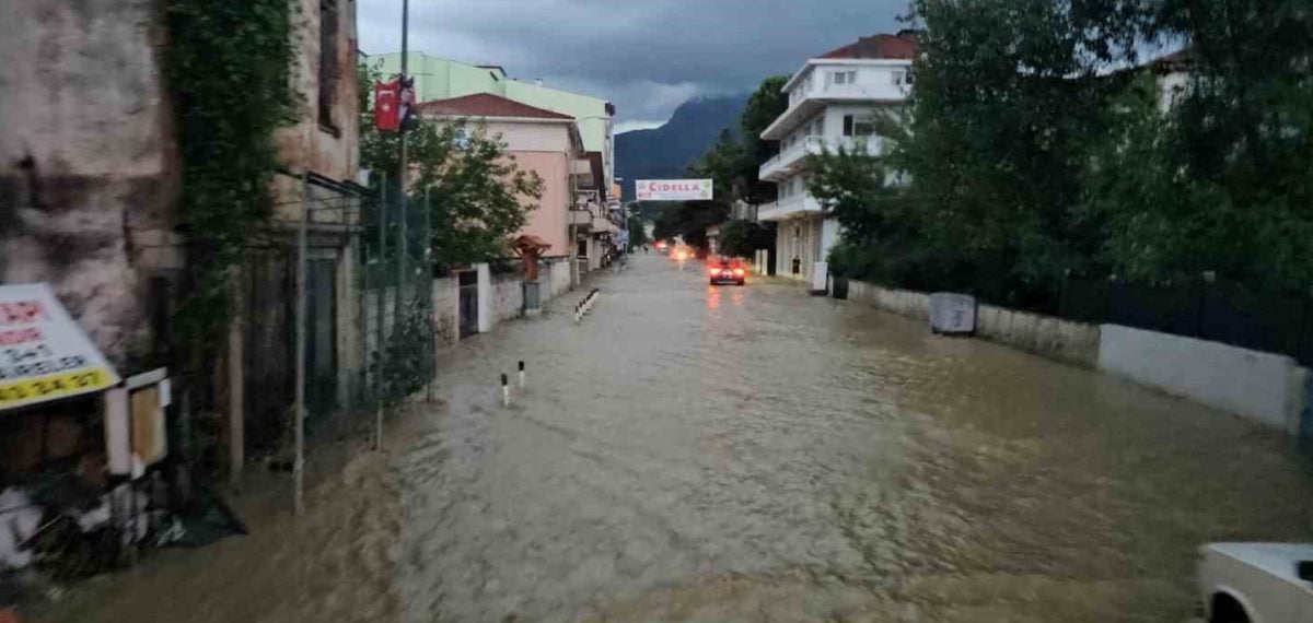 Kastamonu Cide’de sağanak sele dönüşünce ilçe merkezini sular bastı