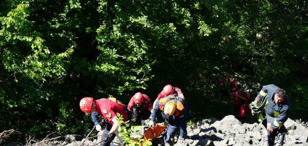 Kastamonu’da iki arkadaşın dere yatağına yuvarlanan araçta hayatını kaybetmeleri