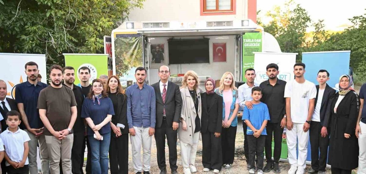 Kayısı bahçelerinde gezici eğitimle mevsimlik işçi çocuklarına öğrenme imkanı