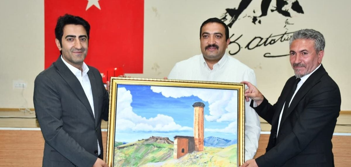 Kaymakam ve Başkan minik sporculara formalarını takdim etti
